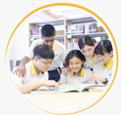 크레센도 헬프 국제학교 도서관에서 책을 함께 읽는 학생들 · 학교 제공