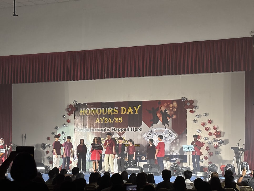 페어뷰 국제학교 조호바루 Honours Day 무대에 오른 학생들