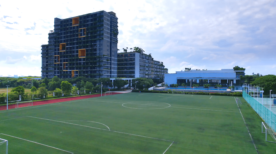 포레스트 시티 국제학교 잔디 축구장과 교사동 · 학교 제공