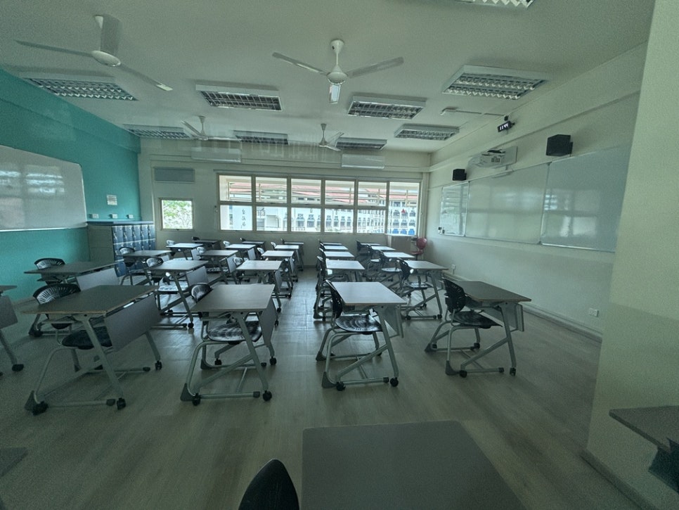책상이 줄지어 놓인 화총 국제학교 교실