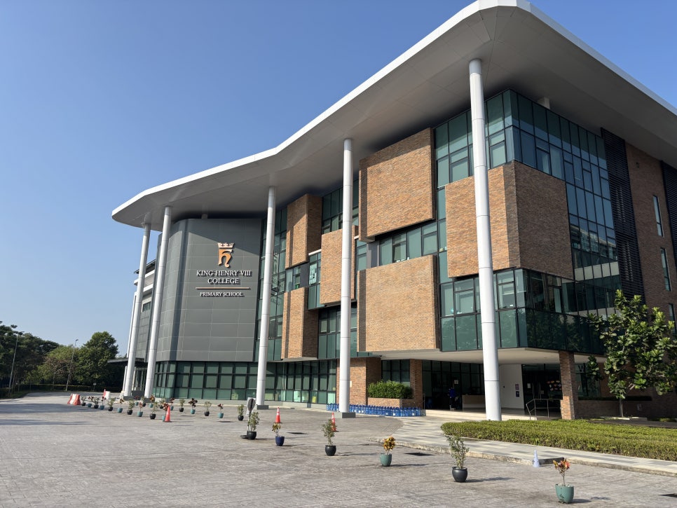 킹헨리 국제학교 곡선 지붕의 초등부 건물
