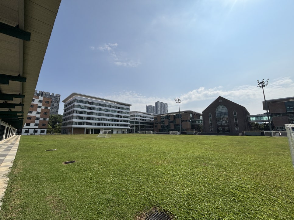킹헨리 국제학교 잔디 운동장과 교사동
