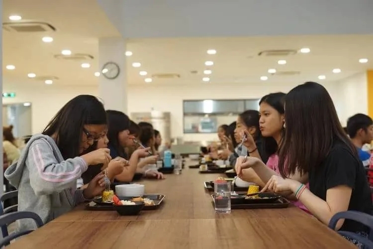 킹헨리 국제학교 식당에서 식사하는 학생들 · 학교 제공