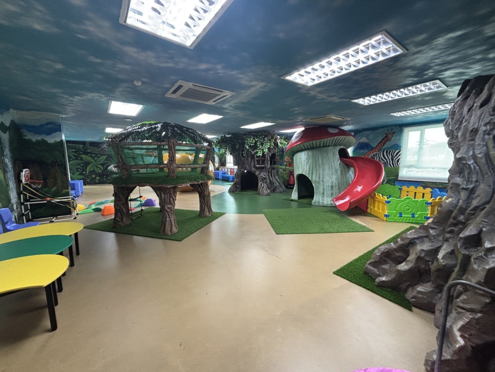 매트릭스 국제학교 나무집과 미끄럼틀이 있는 유치부 놀이 공간