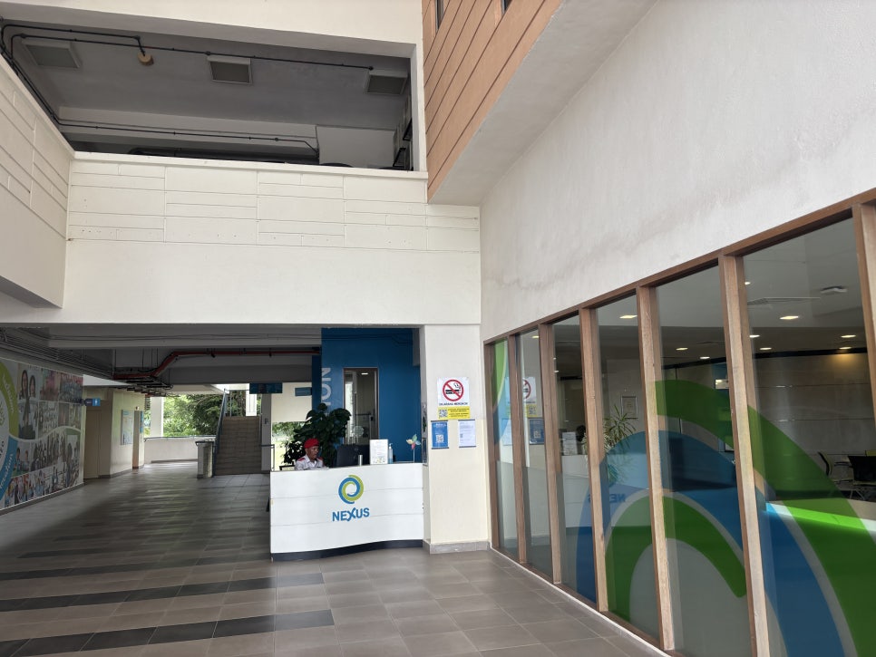 넥서스 국제학교 로비와 안내 데스크