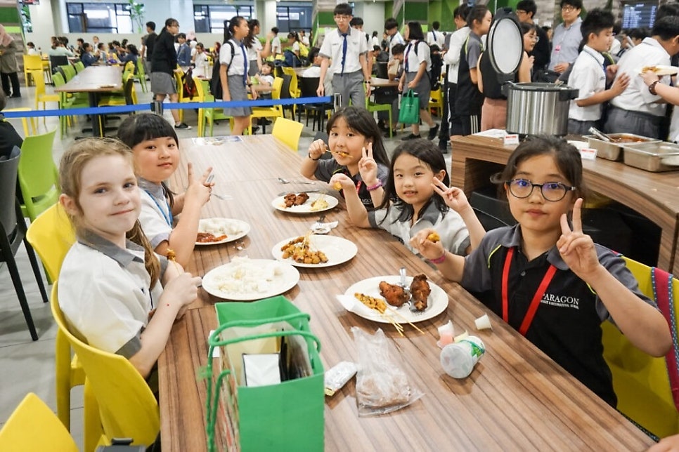 파라곤 국제학교 식당에서 점심을 먹는 학생들 · 학교 제공