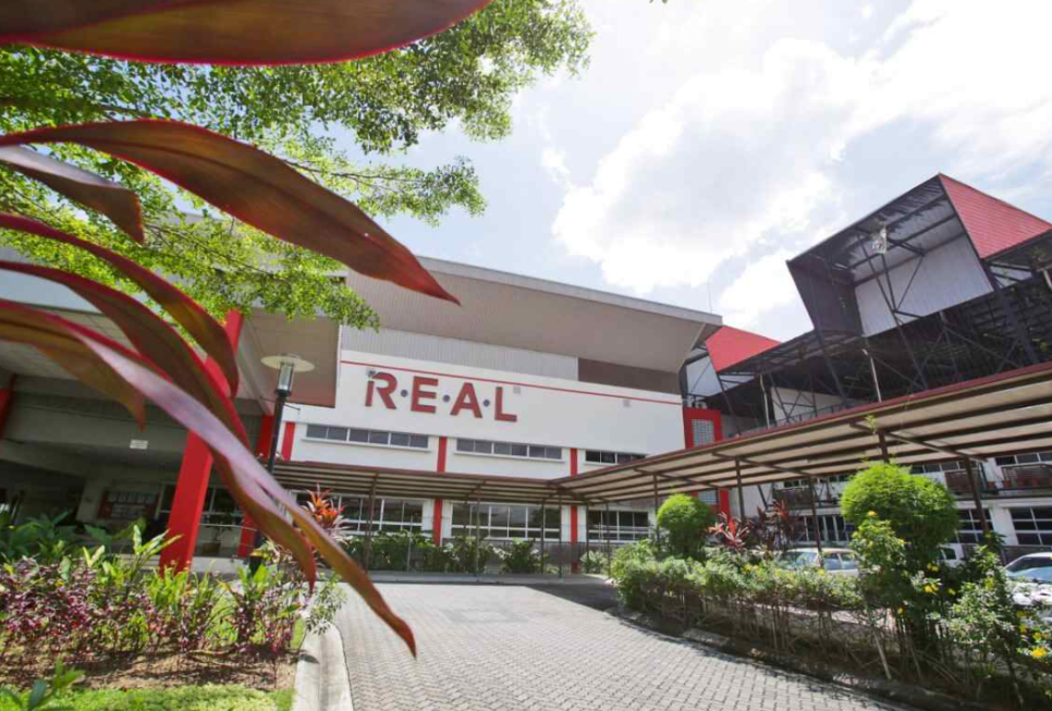 리얼 국제학교 R.E.A.L 간판이 걸린 본관 · 학교 제공