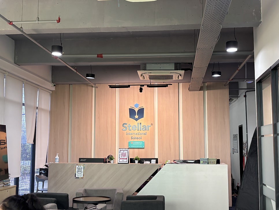 스텔라 국제학교 로고가 걸린 안내 데스크