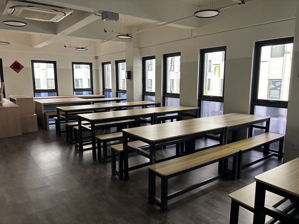 스텔라 국제학교 긴 테이블이 놓인 식당