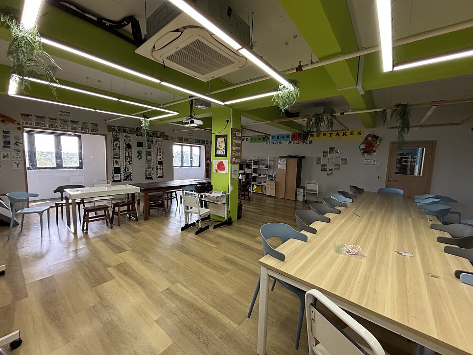 스텔라 국제학교 작품이 걸린 활동 교실