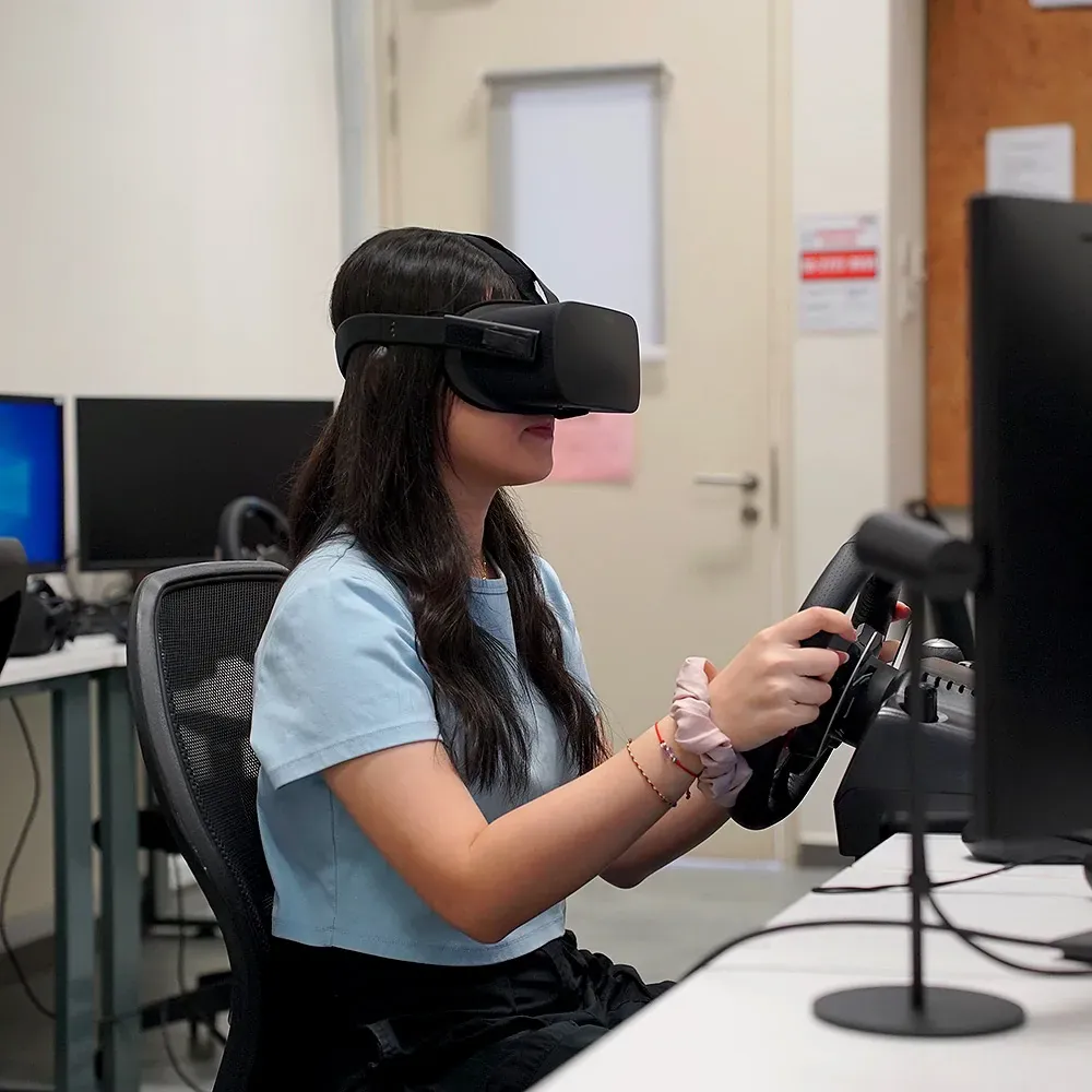 헬프 대학교 심리학과 VR 연구실에서 주행 실험 장비를 쓰는 학생