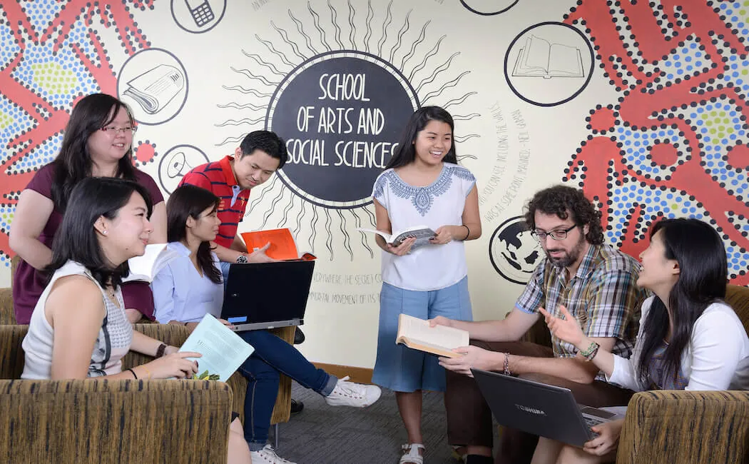 모나쉬 대학교 말레이시아 인문사회대학 라운지에서 토론하는 학생들