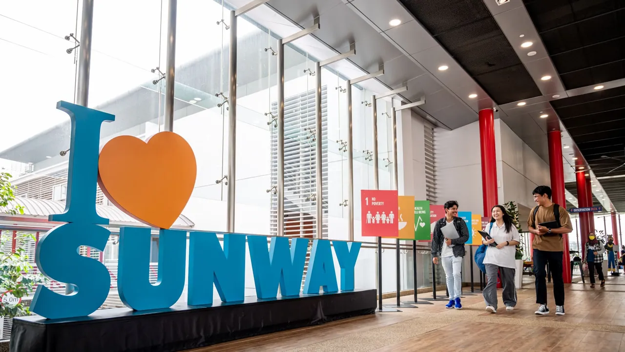 선웨이 캠퍼스의 'I ♥ SUNWAY' 조형물 앞을 지나는 학생들